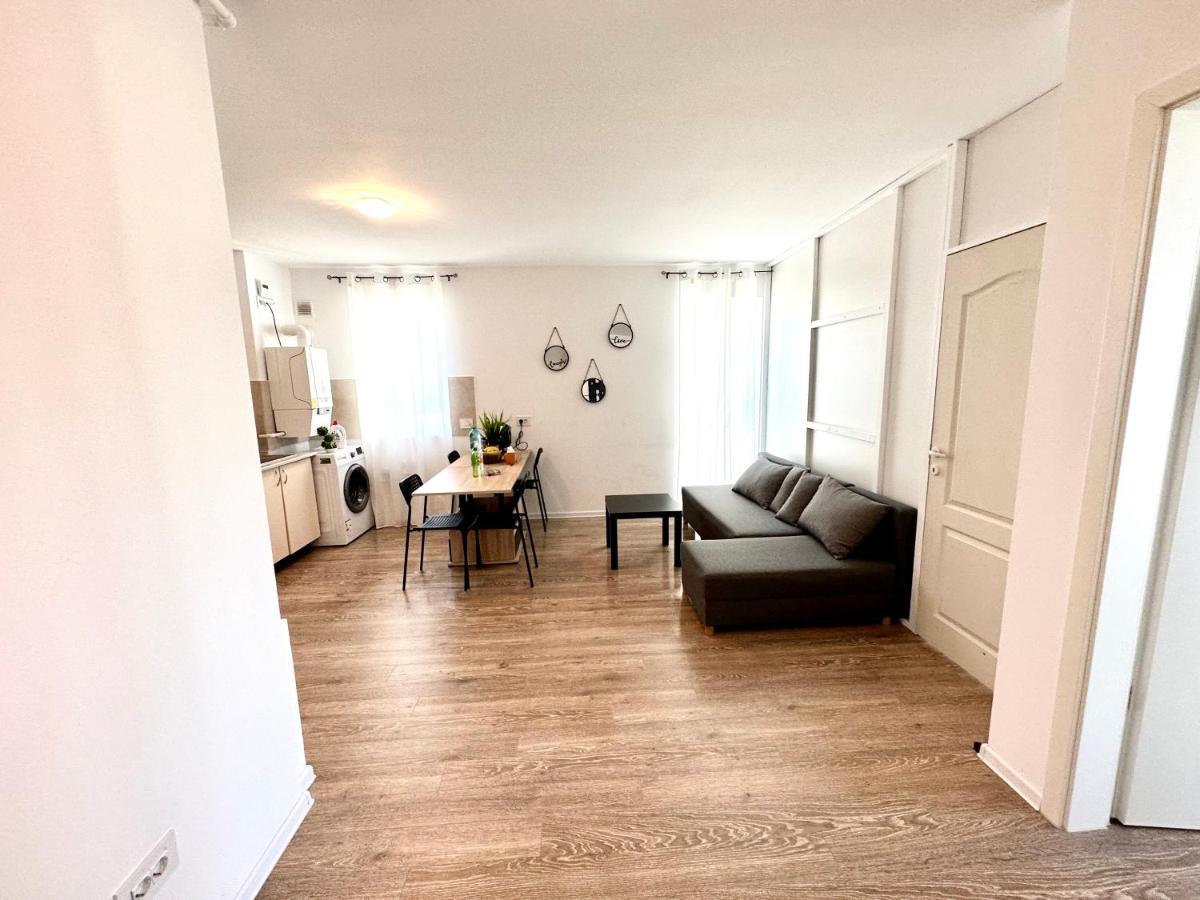 Kasper Coresi Mall - Rise Private Apartments & Suites Brassó Kültér fotó